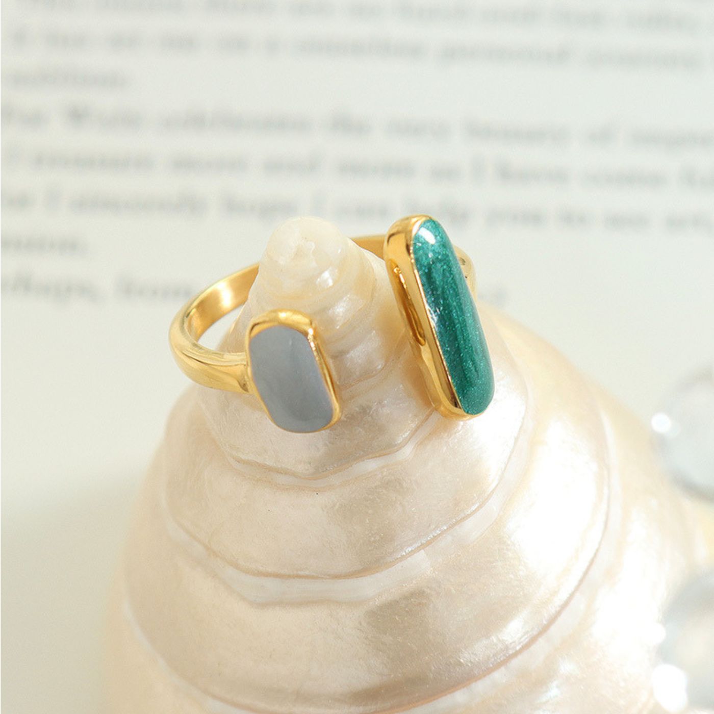 Bague Rectangulaire Bicolore en Résine Émaillée
