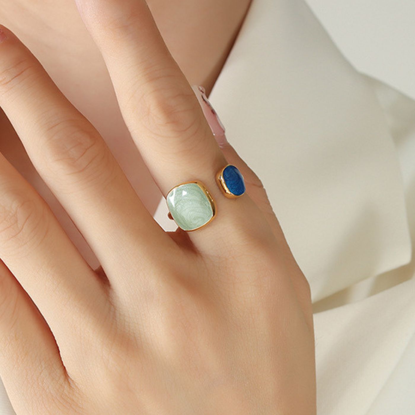 Bague Carrée Bicolore en Résine Émaillée