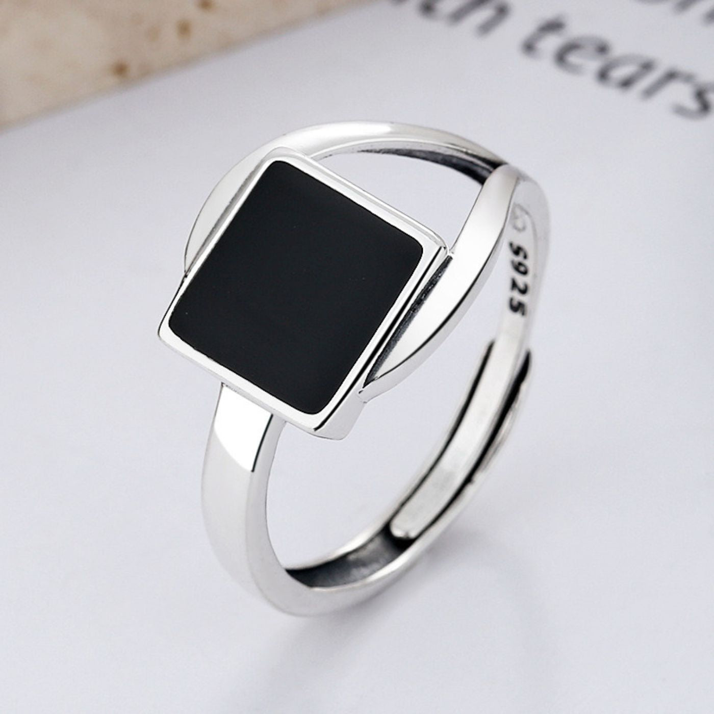 Bague Ouverte Carré Noir en Argent 925 et Résine