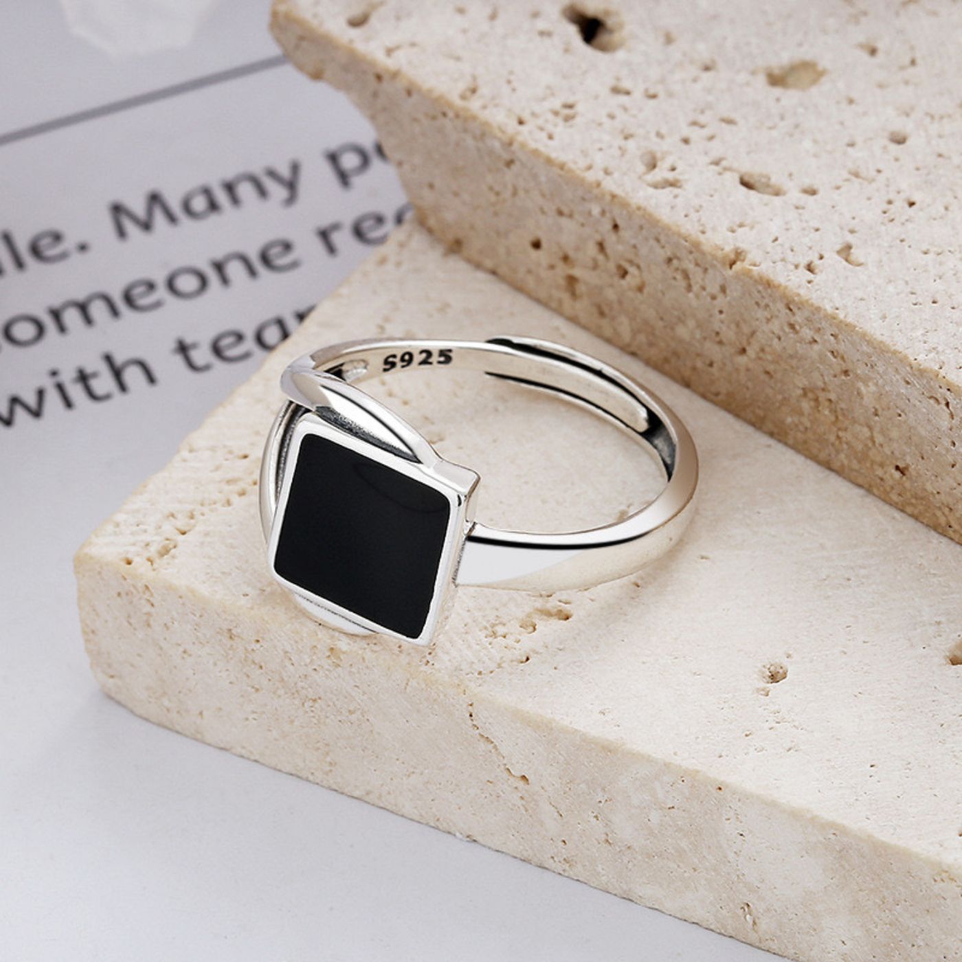 Bague Ouverte Carré Noir en Argent 925 et Résine