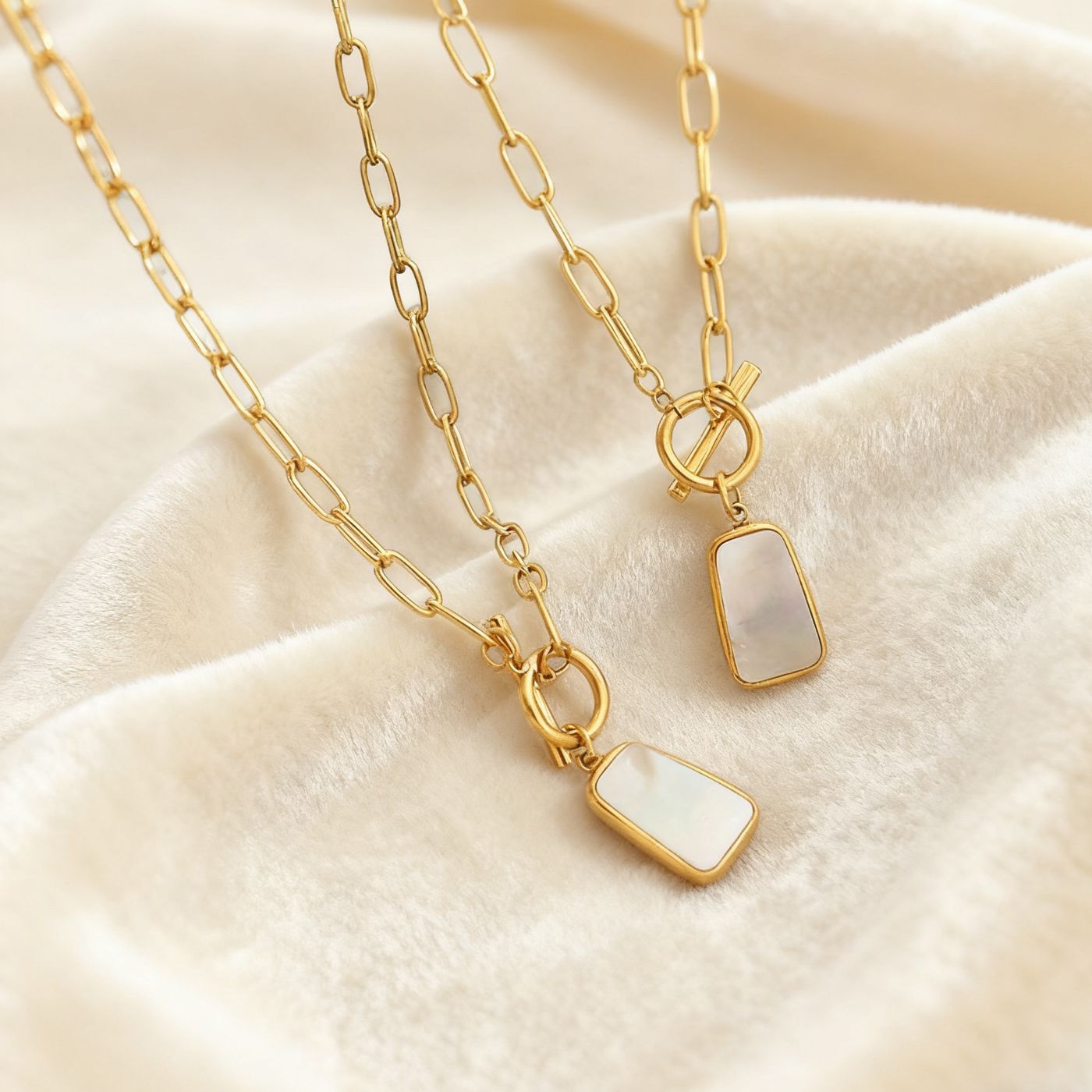 Collier pendentif carré en nacre blanche