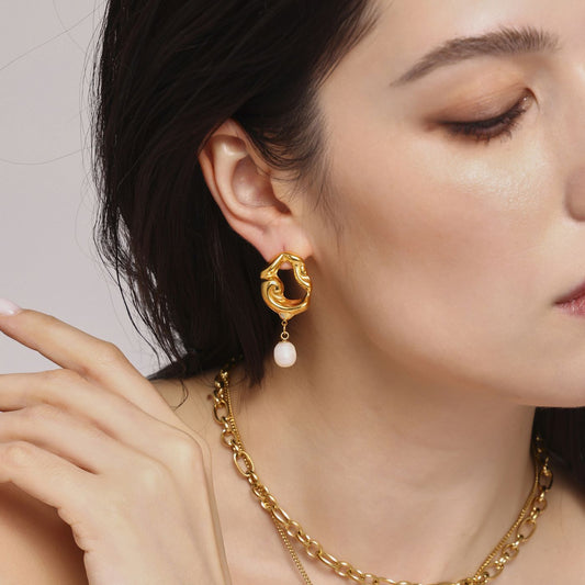 Boucles d’oreilles vagues dorées et perle naturelle