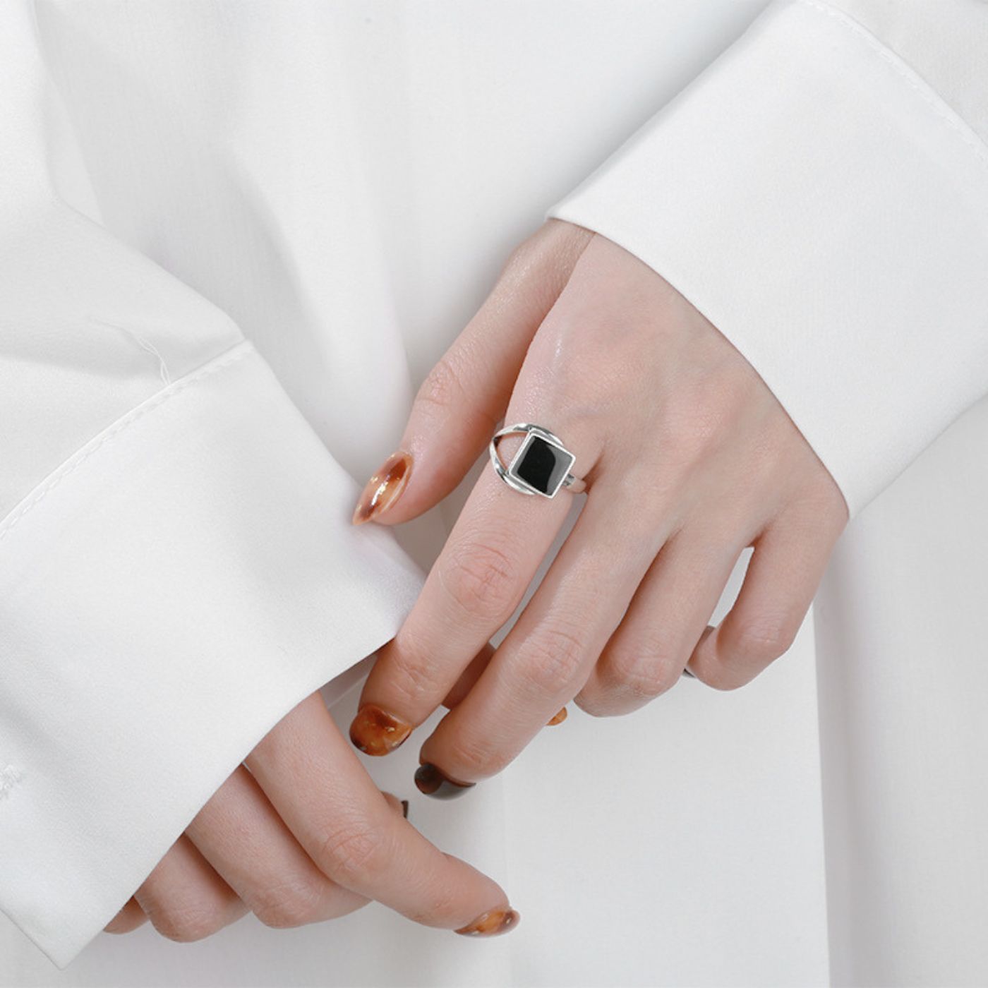 Bague Ouverte Carré Noir en Argent 925 et Résine