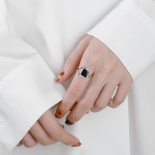 Bague Ouverte Carré Noir en Argent 925 et Résine